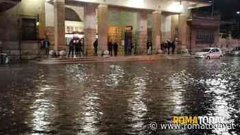 Temporale a Roma, bomba d'acqua sulla città: tre stazioni metro chiuse. Strade allagate
