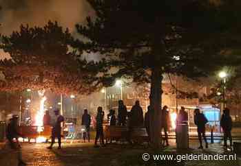 Vlam weer in de pan in Duindorp: jongeren gooien zwaar vuurwerk en eieren naar massaal aanwezige ME