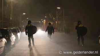 Vlam weer in de pan in Duindorp: jongeren gooien zwaar vuurwerk naar ME, sfeer enorm grimmig