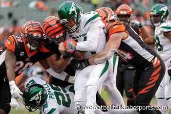 Sam Darnold has bruised ribs, knee soreness, but says he feels “really good physically”