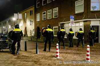 LIVE | Zeven aanhoudingen na nieuwe rellen in Duindorp, zwaar vuurwerk gegooid en wijk op slot