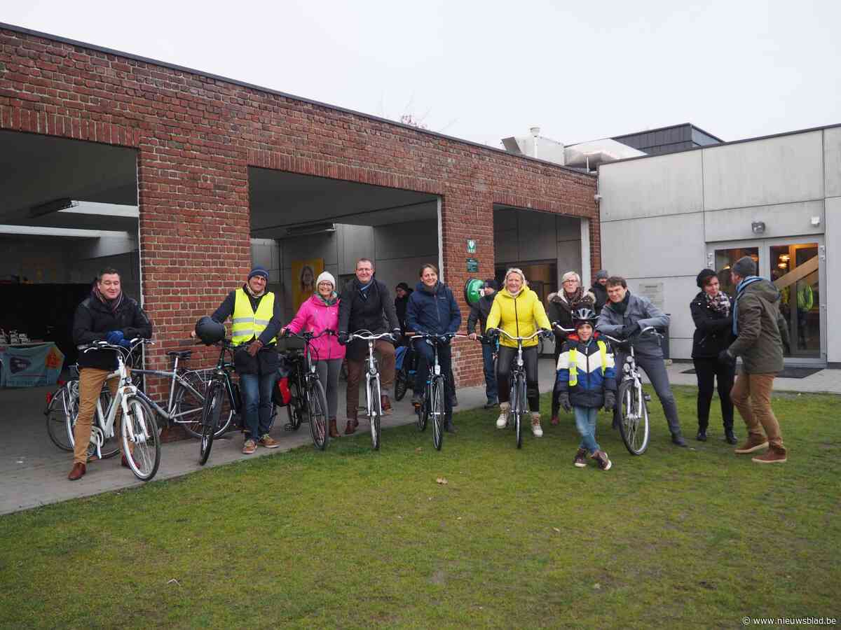 Gemeentebestuur toert per fiets rond om beleidsplan voor te stellen