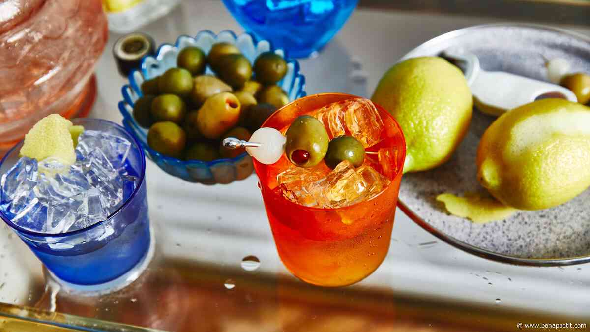 62 Christmas Cocktails, Drinks & Punch Recipes for any Holiday Party