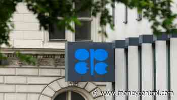 OPEC, Russia debate deeper oil cuts as new glut looms