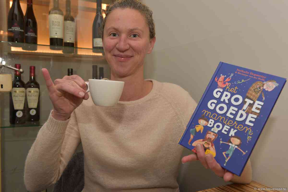 Oostendse schrijft het ‘Grote goede manierenboek’ over kinderen en etiquette: “Ik steek ook mijn mes in mijn mond als er niemand bij is”