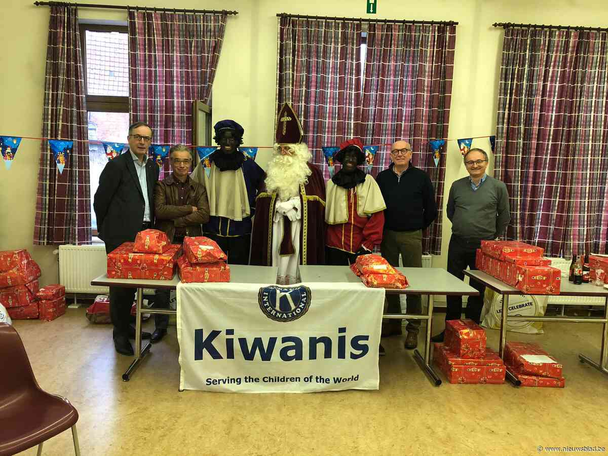Jongeren krijgen sinterklaasgeschenk van serviceclub