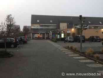 Inzittenden van auto weigeren politiecontrole aan Delhaize in Zonhoven