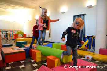 Sinterklaas en zijn zwarte pieten palmen CC Asse in