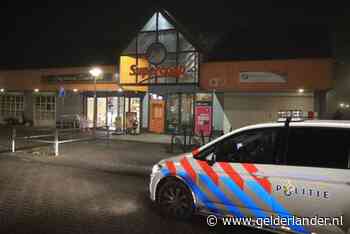 Jonge mannen op de vlucht na overval op snackbar in Arnhem, medewerker gewond geraakt