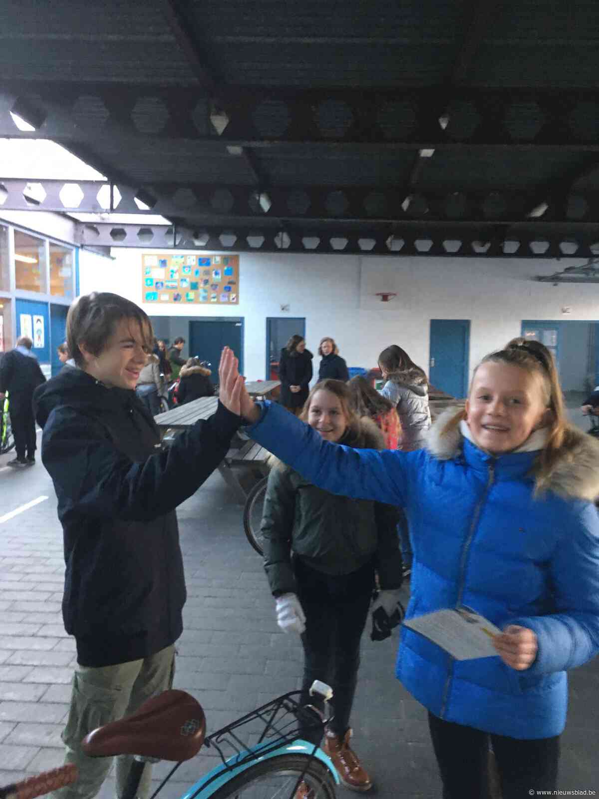 Scholieren Erasmus doen fietscontroles op lagere school
