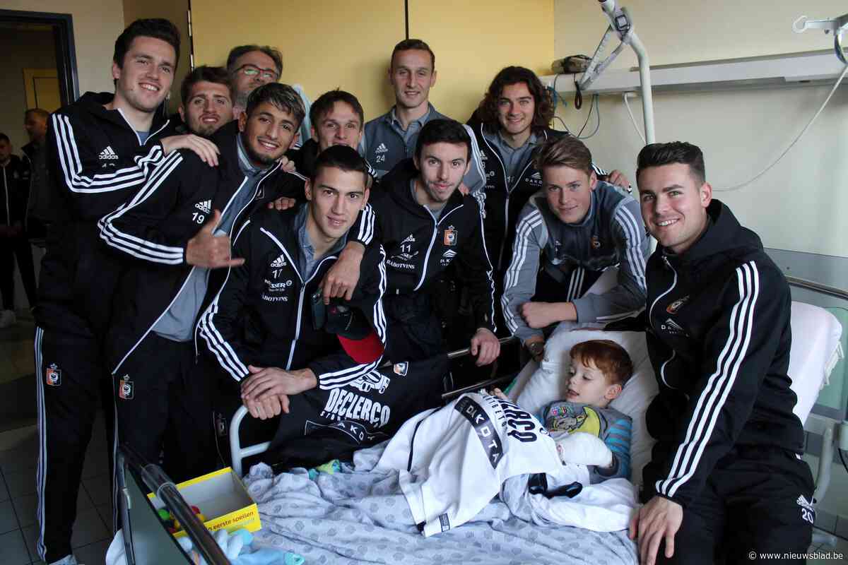 Spelers SK Deinze bezoeken patiëntjes in ziekenhuis