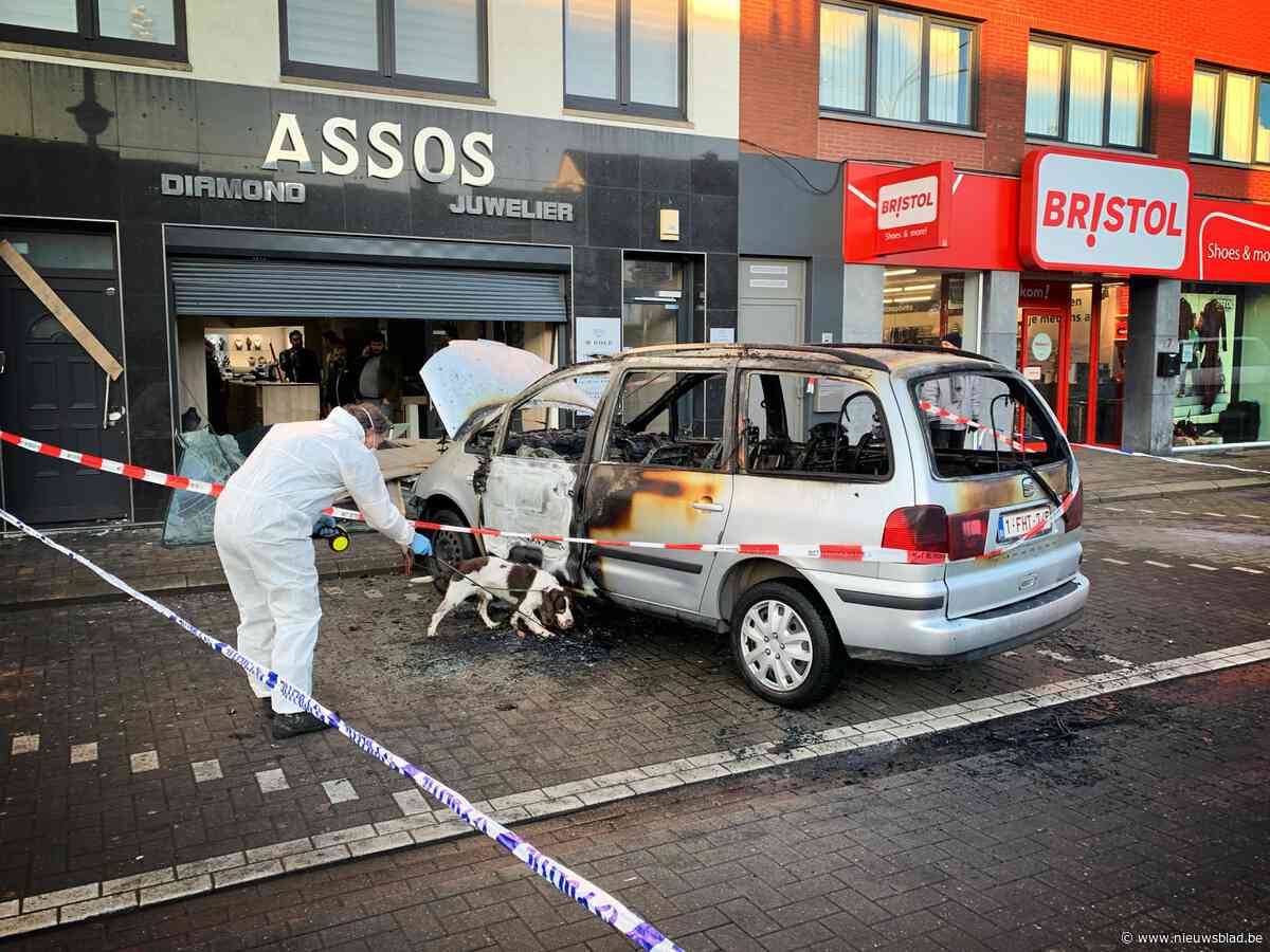 Ramkrakers rijden met gestolen Seat tot in etalage juwelier en steken die daarna in brand
