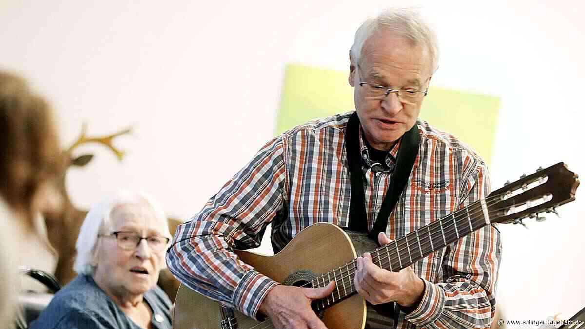 Freiwillige singen mit Senioren im St. Lukas Pflegeheim