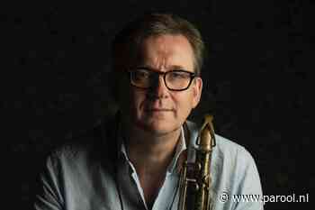 Saxofonist Jasper Blom neemt Boy Edgar Prijs in ontvangst
