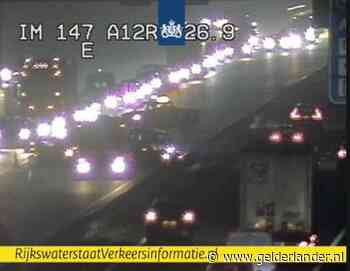 Rijbaan A12 bij Arnhems knooppunt dicht na ongeluk, verkeer over vluchtstrook