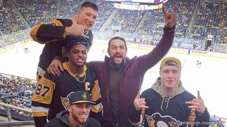 Jason Momoa Takes Picture With Pittsburgh Steelers And Pirates At Pittsburgh Penguins Game