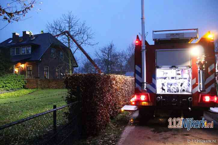 Brandweer blust schoorsteenbrand aan de Molweg in Terschuur