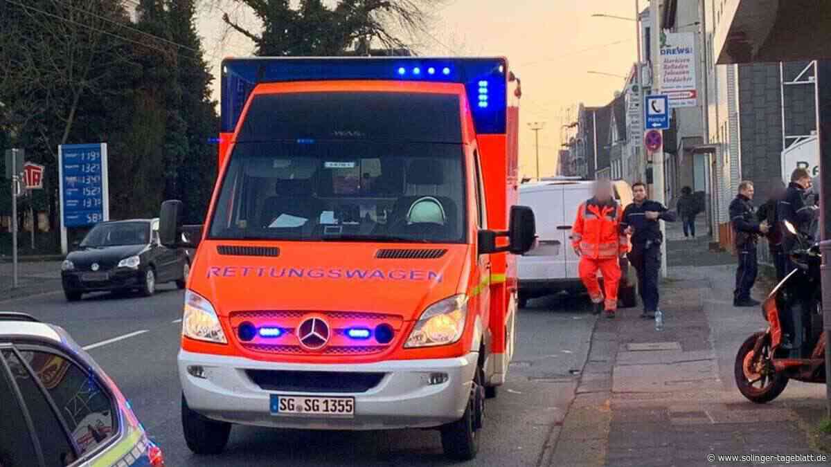 Rollerfahrer prallt gegen Mercedes Vito