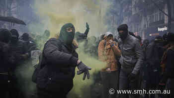 Paris brought to a standstill by large protests over retirement changes