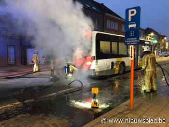 Lijnbus vat vuur op Putsesteenweg: automobilisten proberen brand te blussen