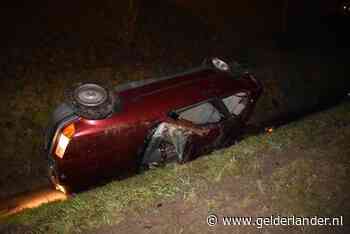 Inhaalactie mislukt: auto belandt op zijkant in sloot in Bemmel