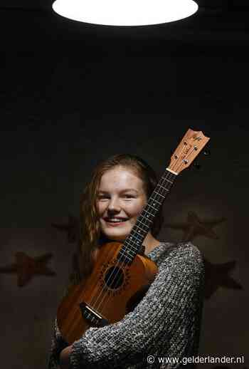 Lynn (14) uit Culemborg heeft al acht ukelele’s en een kleine 13.000 volgers op Instagram