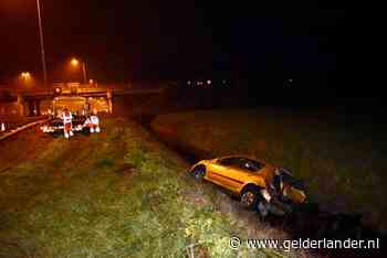 Auto in de sloot langs A50, automobilisten negeren rode kruizen
