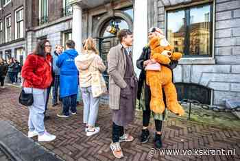 In pyjama protesteren tegen de huisvestingswet: ‘Studenten worden de stad uitgeflikkerd’