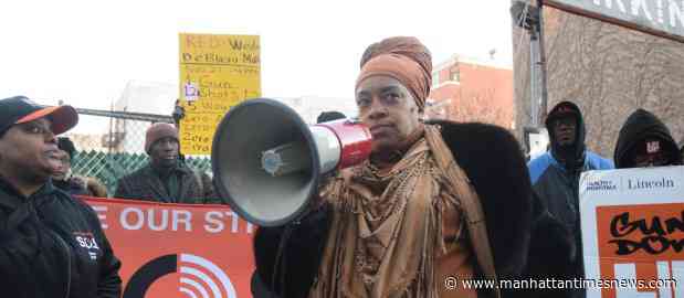 “We have to stop the war on each other”“Tenemos que detener la guerra entre nosotros”