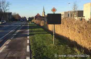 Bord bebouwde kom afgedekt met zwarte hoes: “Niets met snelheidscontrole te maken”