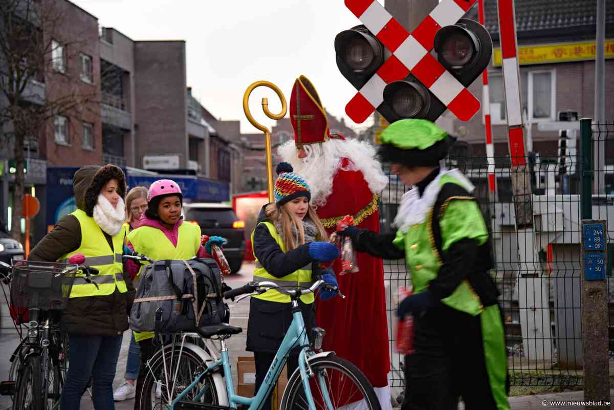 Sint voert actie aan overweg, toch steken nog vier mensen over terwijl het niet mag