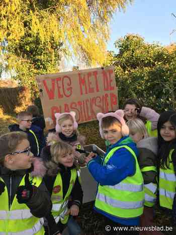 Leerlingen maken weg en kanaal vrij voor de Sint