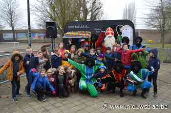 Kinderen GBS Barthel maken radio in caravan