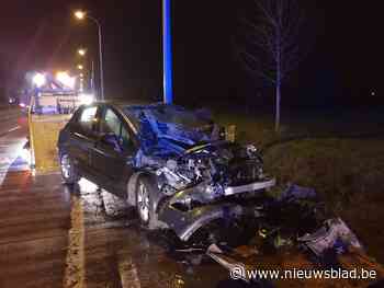 Auto belandt op zijn dak na zwaar ongeval in Tielt