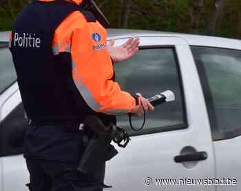 Twintiger met twee promille alcohol in bloed rijdt met wagen in de gracht