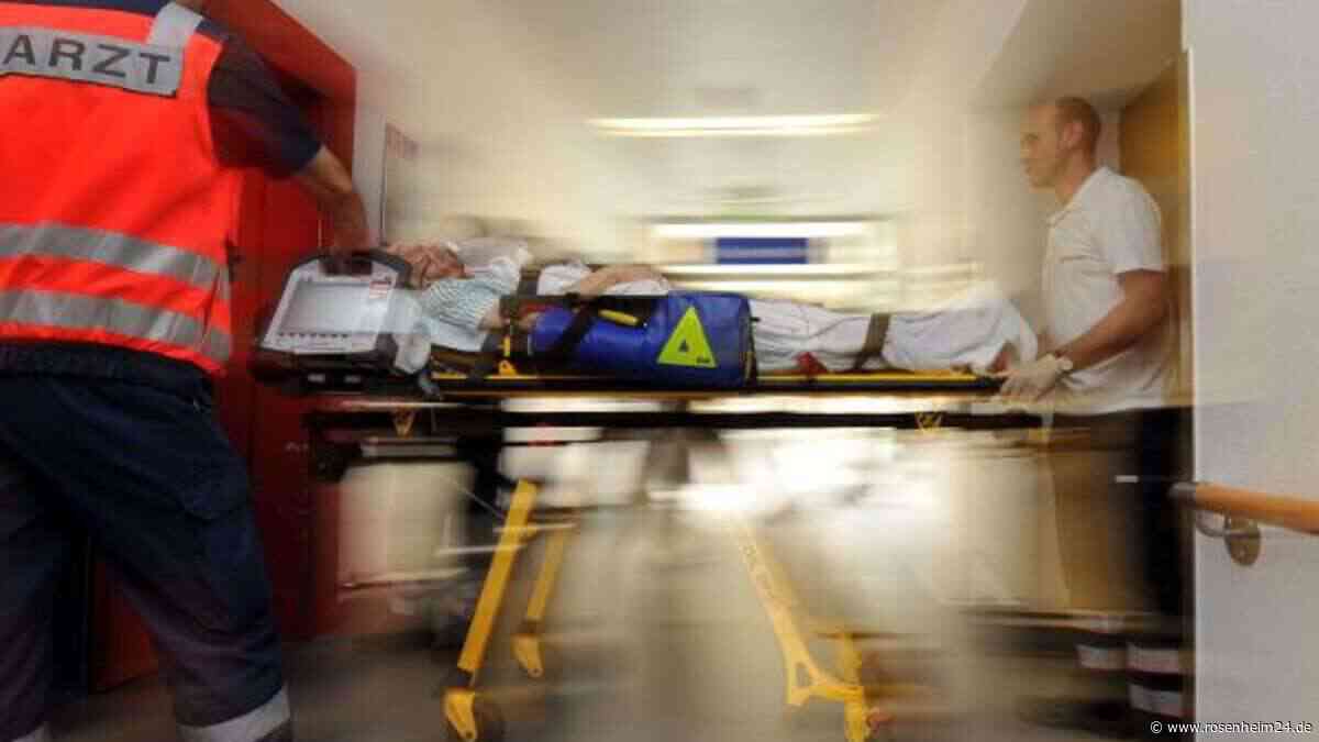 Von Auto auf Straße geschleudert: Mann (89) stirbt in Krankenhaus
