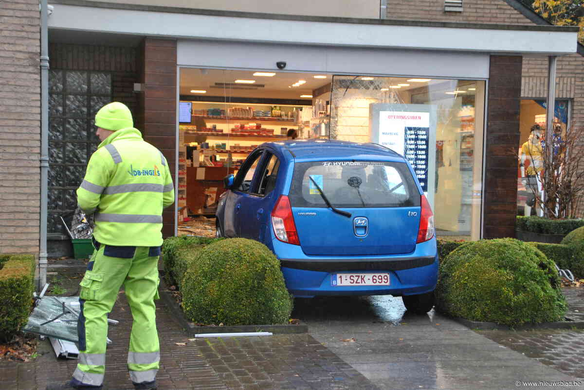 Wagen knalt apotheek binnen, ravage is enorm: "Bestuurder is klant en heeft al duizend keer sorry gezegd"