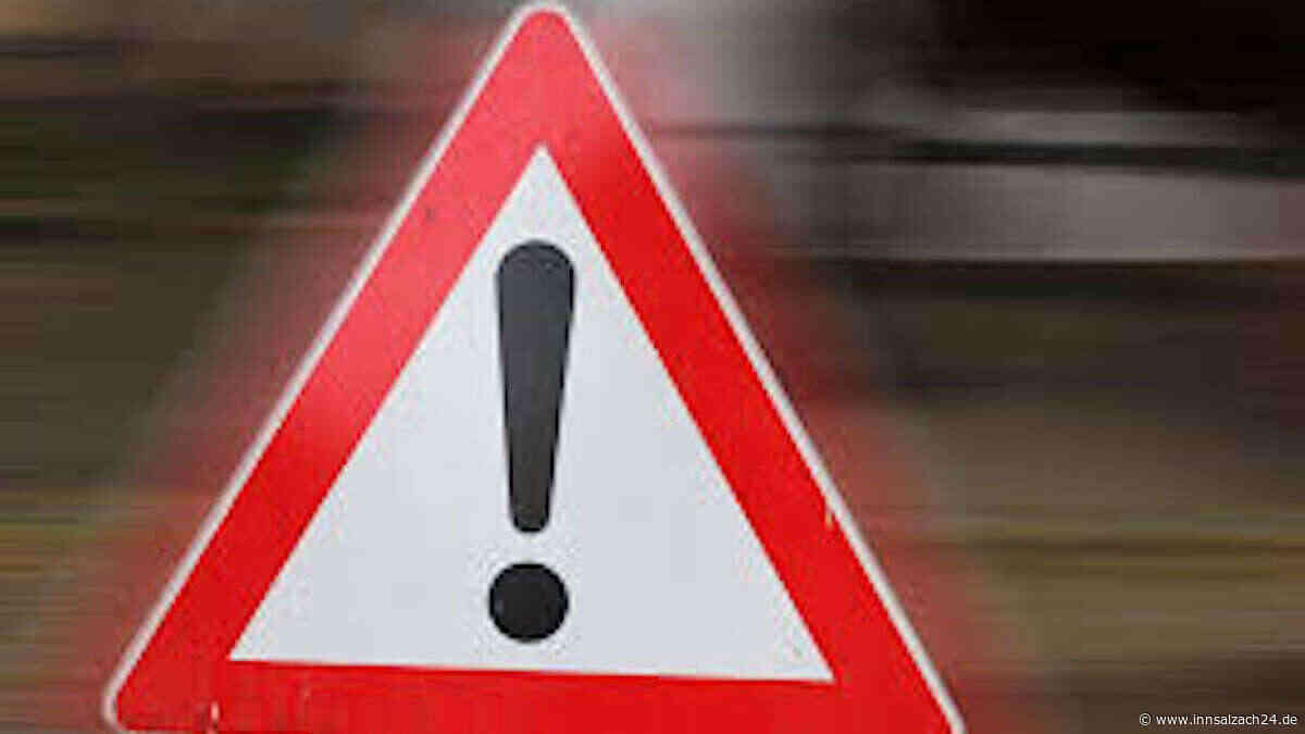 Frau (55) kommt von der Fahrbahn ab - Auto bleibt auf Dach liegen