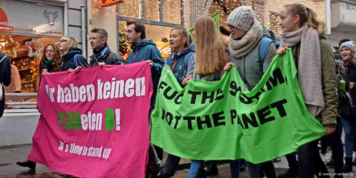Klimademo: 50 Teilnehmer laufen im Nieselregen durch Lübeck