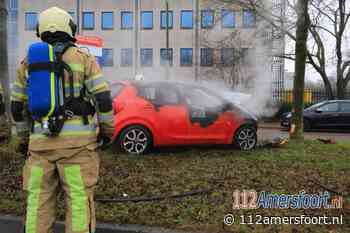 Auto vliegt in brand na botsing tegen boom in Amersfoort