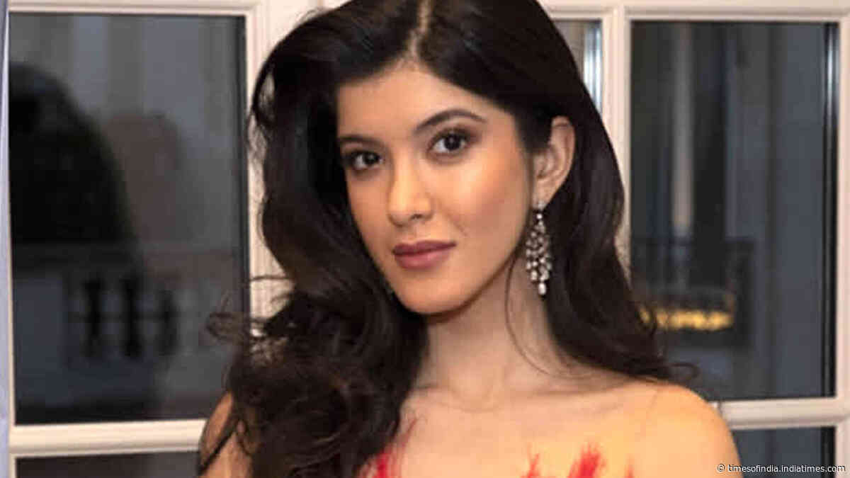 Shanaya Kapoor: Will get emotional and die if Karan Johar directs me