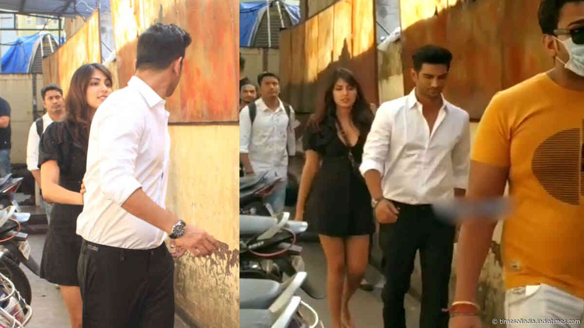 Sushant Singh Rajput and his rumoured ladylove Rhea Chakraborty avoid posing together for the paps