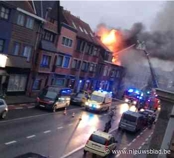 Uitslaande brand treft drie woningen, bewoner kan ontzet worden