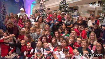 28 Sets of Twins Taking Pictures With Santa Is the Cutest Thing EVER