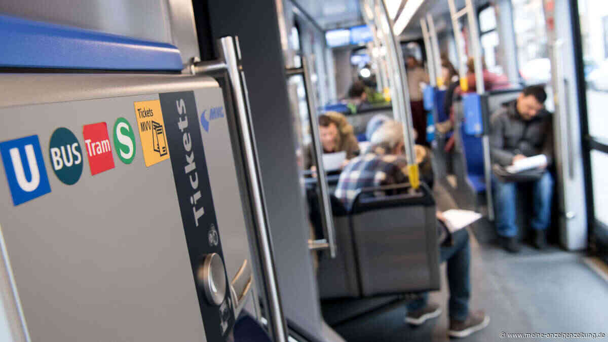 Mann belauscht Tram-Gespräch, das ihm überhaupt nicht gefällt - dann flippt er völlig aus