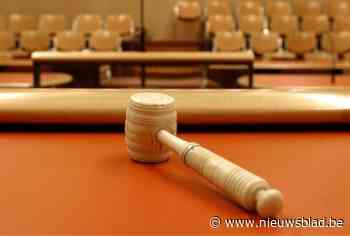 Agressieve twintiger geeft buschauffeur karatetrap en slaat rij-examinatoren