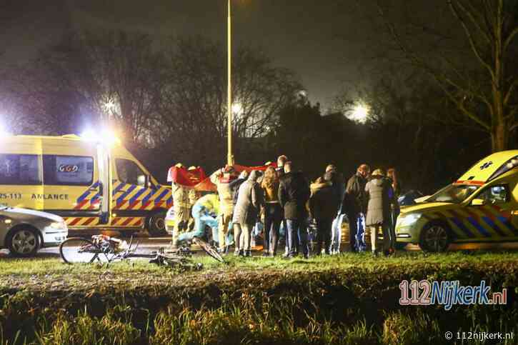 Fietsers geschept door auto op kruising in Nijkerk