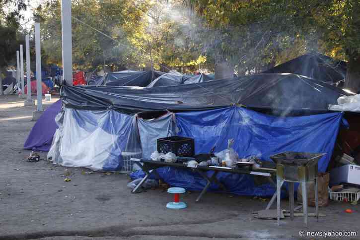 Mexicans fleeing violence form new encampment on border