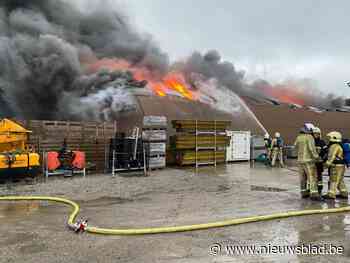 Brand in loods zet kleine gemeente compleet op zijn kop: “Maar van paniek was nooit sprake”