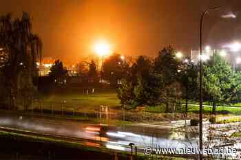 Vijftien meter hoge vlammen verlichten de nacht, maar paniek was nergens voor nodig